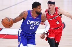 包含德罗巴在快船比赛中关键助攻，回归赛场引发热议！的词条